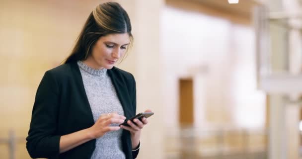 Business Woman Browsing Phone Scrolling Social Media Typing Text Message — Stock videók