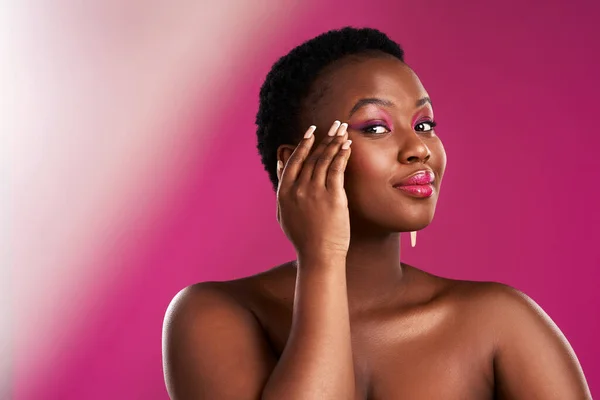 Oozing Confidence Studio Shot Beautiful Young Woman Posing Pink Background — Fotografia de Stock