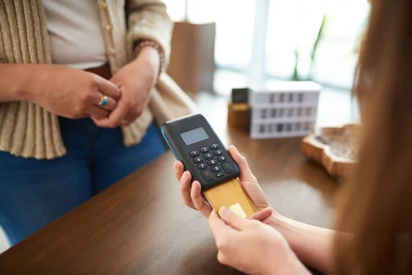 Bank Rewards You Spending Smart Woman Using Card Machine While — Foto Stock
