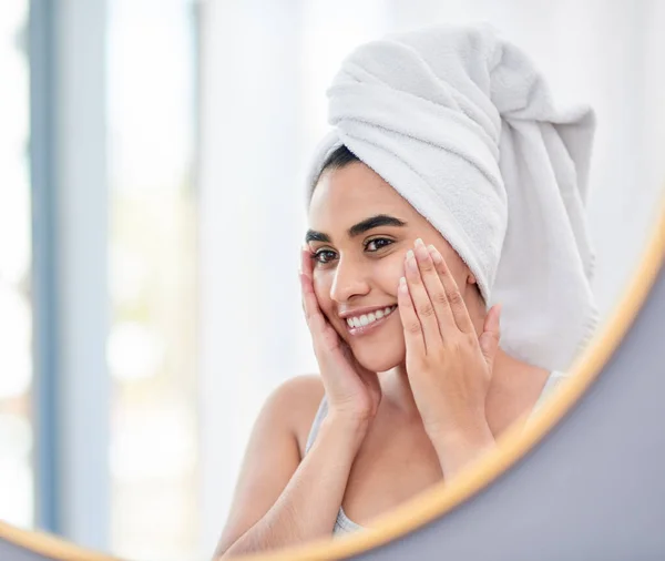 Dermatologist Pleased Progress Young Woman Admiring Herself Her Bathroom Mirror — ストック写真