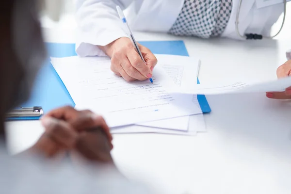 Patient Has Great Medical Insurance Female Doctor Filling Out Patient — Stock Photo, Image
