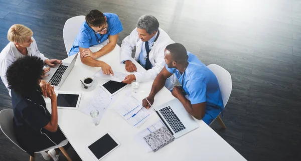 Team Medical Workers Sitting Meeting Laptops Table Doctors Staff Discussing — Zdjęcie stockowe