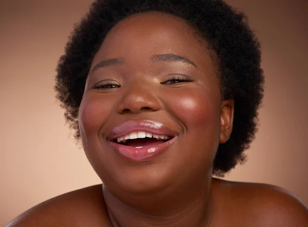 Beautiful Out Studio Portrait Beautiful Young Woman Looking Happy Brown — Stockfoto