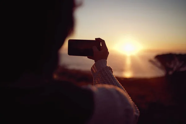 Нічого Прекраснішого Жінка Фотографує Своєму Мобільному Телефоні Заходу Сонця — стокове фото