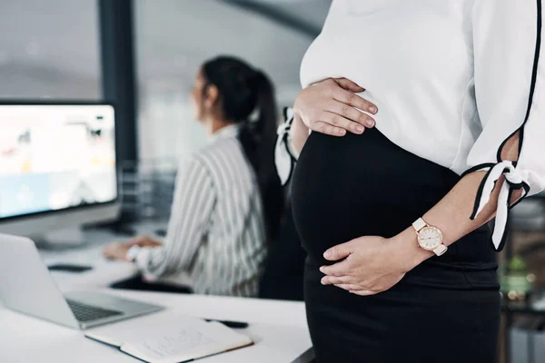 Motherhood Wont Stop Reaching Goals Unrecognizable Pregnant Businesswoman Standing Holding — Stock fotografie