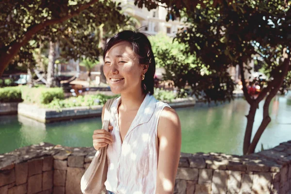 Travel Offers Experiences Attractive Young Woman Exploring City Alone Day — ストック写真