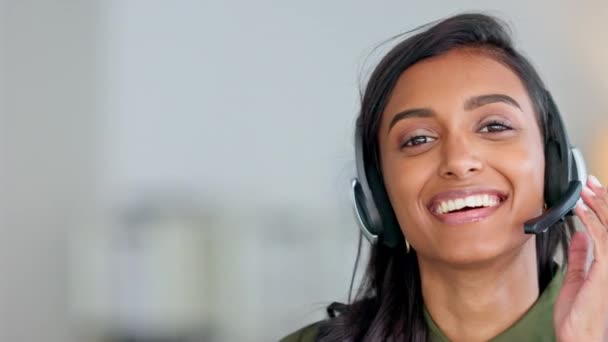 Щасливе Доброзичливе Усміхнене Обличчя Агента Кол Центру Який Сидить Офісі — стокове відео