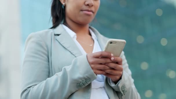 Closeup Woman Texting Phone While City Young Female Browsing Social — Vídeo de stock