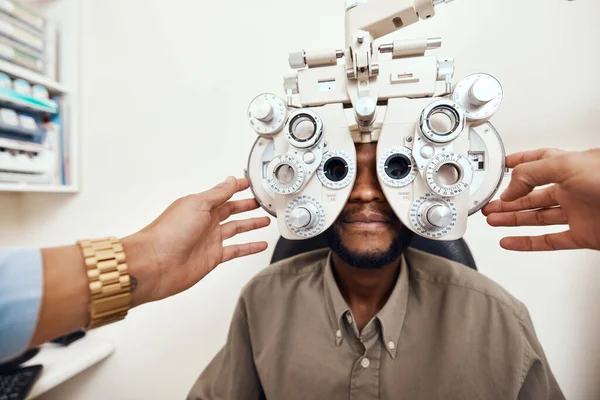 Helping Customers See Better One Eye Test Time Optometrist Examining — Foto Stock