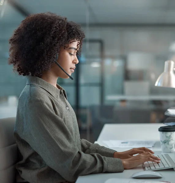 Determination Gets You Long Way Young Female Agent Working Call — Fotografia de Stock