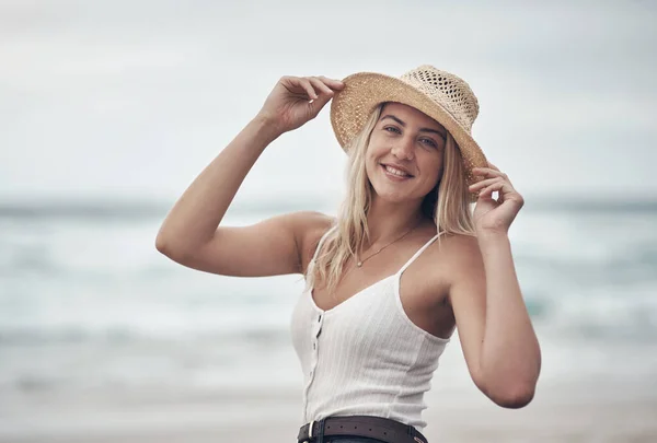 You Cant Out Sun Your Hat Beautiful Young Woman Spending — Stockfoto