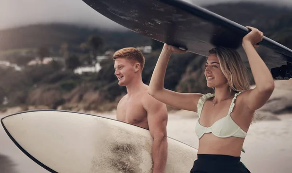 Couples Who Surf Together Stay Together Young Couple Out Beach — Fotografia de Stock