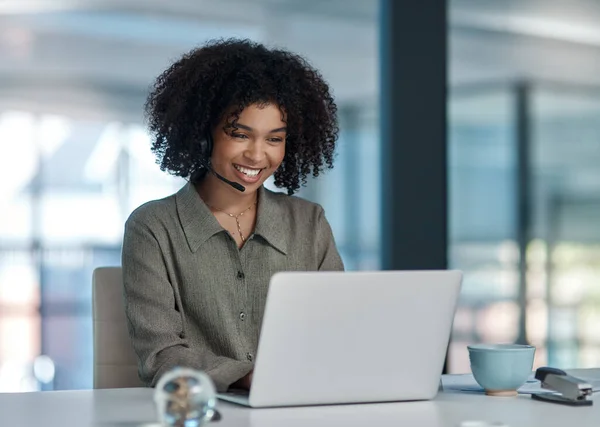 Winning Feeling Young Female Agent Enjoying Interaction Client While Working — Fotografia de Stock