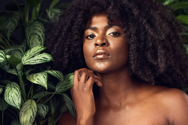 Naturally You Naturally Beautiful Beautiful Young Woman Posing Leafy Background — Stockfoto