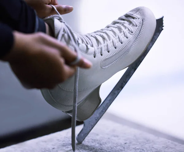 Skates Stilletos Anyday Unrecognisable Figure Skater Tying Laces Her Ice — Foto de Stock