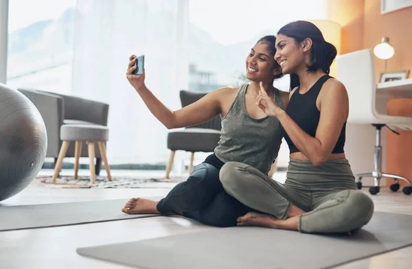 Lets Take Selfie Workout Two Young Women Taking Selfie While — ストック写真