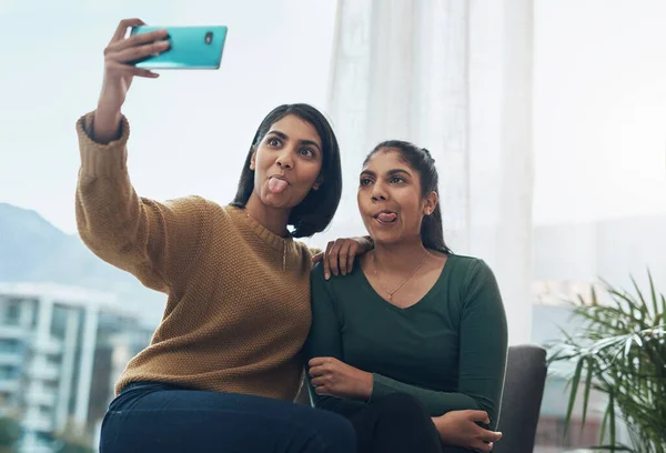 Silly Selfies Sister Two Young Women Taking Selfie Together While — ストック写真