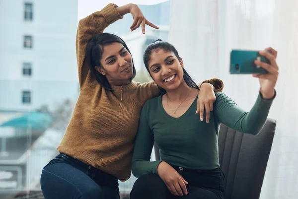 Always Have Time Sister Selfie Two Young Women Taking Selfie — Stockfoto