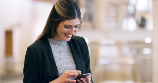 Business Woman Laughing Smiling Her Phone Due Social Media Fake — Stock videók
