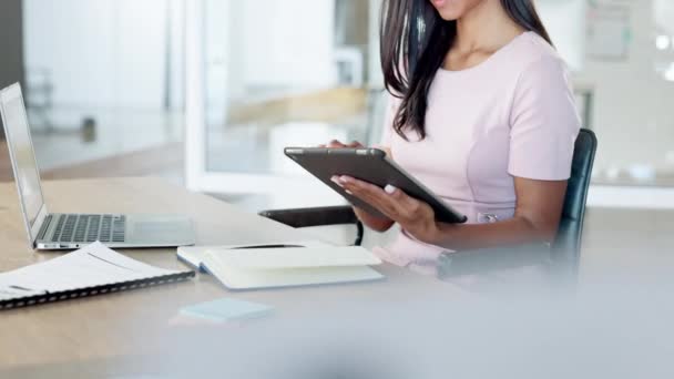 Focused Female Intern Scrolling Researching Tablet Modern Corporate Office Employee — Vídeo de stock