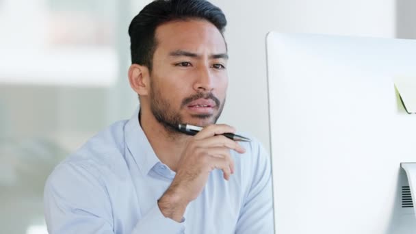 Serious Thinking Businessman Looking Desktop Computer Writing Working Brainstorming Strategy — Vídeos de Stock