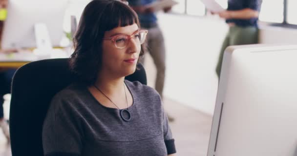 Serious Young Woman Designer Sitting Working Computer Office Colleagues Background — Stockvideo