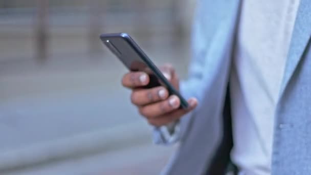 Stressed Business Man Texting Phone Checking Time While Walking City — Video Stock