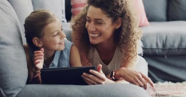 Streaming Μάθηση Βλέποντας Μικρό Κορίτσι Που Παίζει Στο Tablet Και — Αρχείο Βίντεο