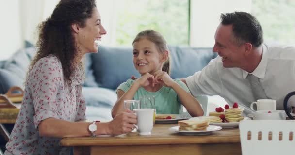 Щаслива Сім Снідає Насолоджується Ранком Удома Лихоманка Мати Батько Усиновленою — стокове відео