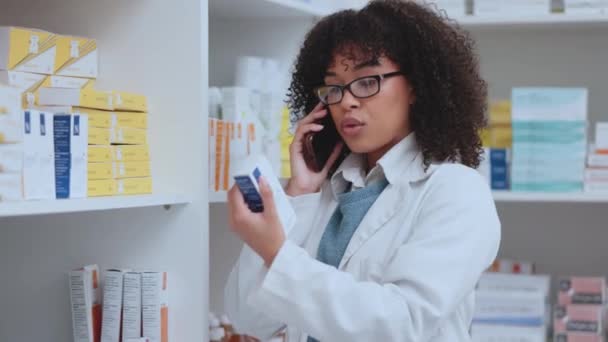 Pharmacist Phone Call Talking Chatting Explaining Medicine While Reading Box — Stockvideo
