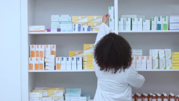 Pharmacist Medical Healthcare Professional Pharmacy Showing Choosing Helping Medicine Product — Stockvideo