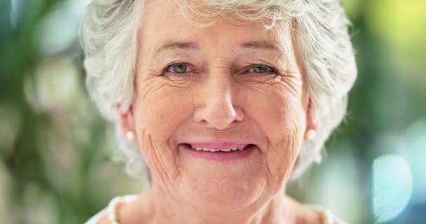 Щаслива Старша Зріла Жінка Дивиться Безтурботну Спокійну Усміхнену Перебуваючи Старості — стокове відео