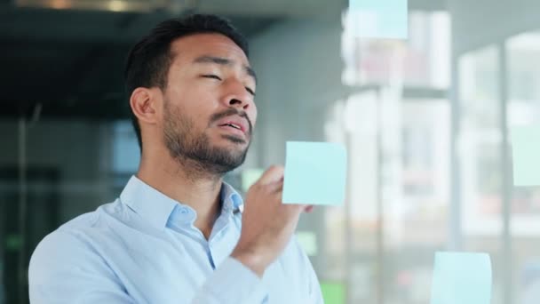 Professional Man Brainstorming Planning Thinking Marketing Ideas While Writing Sticky — Vídeo de Stock