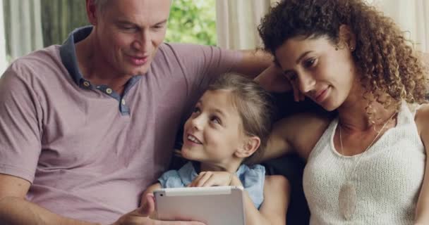 Bonding Relaxing Loving Family Browsing Internet Tablet While Sitting Couch — Vídeo de stock