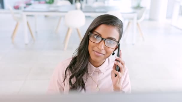 Young Business Woman Taking Phone Call While Working Modern Office — Vídeo de Stock