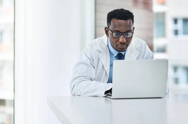 Doctors Tools Get More Advanced Day Young Doctor Using Laptop — Stockfoto