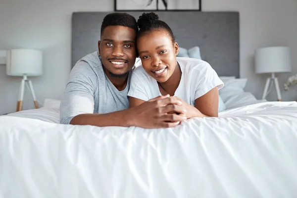 Were Clinging Each Other Life Portrait Affectionate Young Couple Relaxing — Stock fotografie