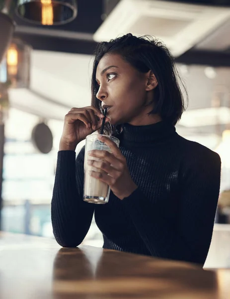 Iced Coffee Every Season Beautiful Young Woman Drinking Iced Coffee — Foto de Stock