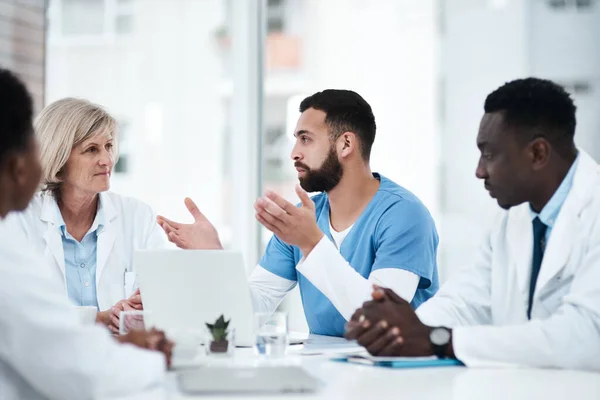 Devising Effective Treatment Plan Together Group Medical Practitioners Having Meeting — Foto Stock