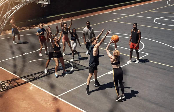 Полностью Погружены Игру Группа Спортивных Молодых Людей Играющих Баскетбол Спортивной — стоковое фото