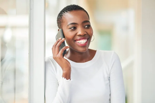 Sounds Good Lets Get Young Businesswoman Using Smartphone Modern Office — Fotografia de Stock