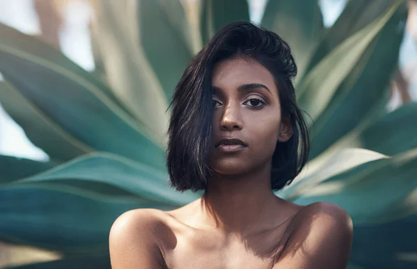Kind Your Skin Fashionable Young Woman Posing Nature Background — Fotografia de Stock