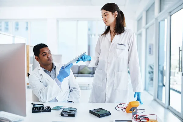 Best Computer Repair Business Young Man Woman Repairing Computer Hardware — Stockfoto