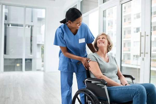 Work Heart Young Nurse Caring Senior Woman Wheelchair — Stockfoto