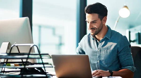 Business Man Laptop Working Late Night Browsing Searching Online While — Foto de Stock