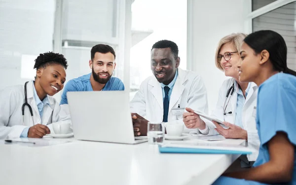 Could Way Forward Group Medical Practitioners Using Laptop Meeting Hospital — Stockfoto