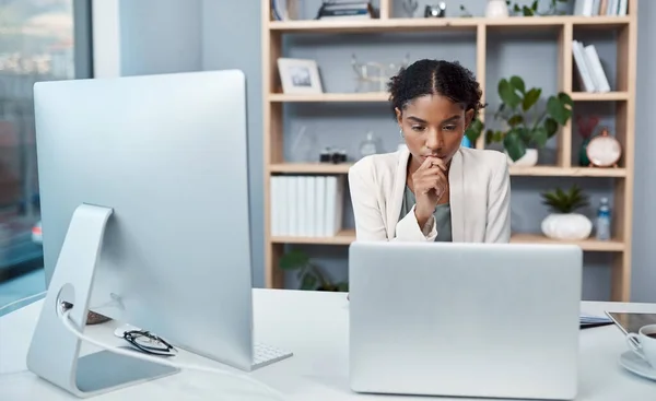 Young Confident Focused Thinking Businesswoman Sitting Alone Office Browsing Internet — Fotografia de Stock