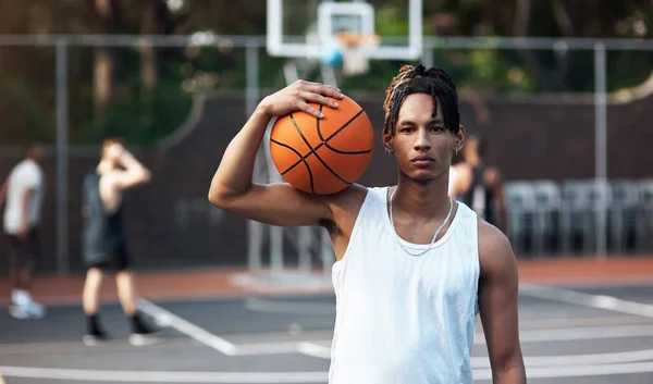 Навыки Майкла Джордана Портрет Спортивного Молодого Человека Стоящего Баскетбольной Площадке — стоковое фото