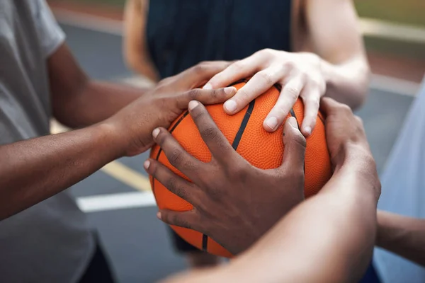 Язаний Баскетболом Крупним Планом Знімок Групи Спортивних Молодих Чоловіків Тусувалися — стокове фото
