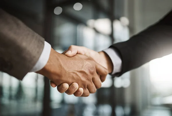 Closeup Business Men Giving Handshake Hiring Employee Welcoming Company Meeting — Stockfoto